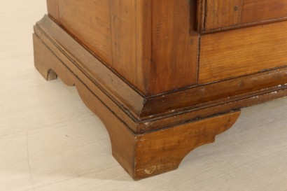 Particolare piede Credenza Piemontese con piattaia