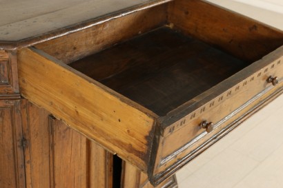 Particular open drawer Cabinet from Center
