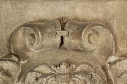 Particular escudo de armas en piedra
