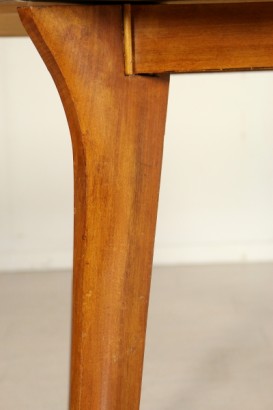 Côté de jambe particulier Saarinen tables