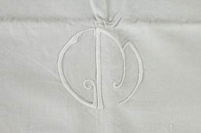 Détail de broderie avec double feuille taies d’oreiller