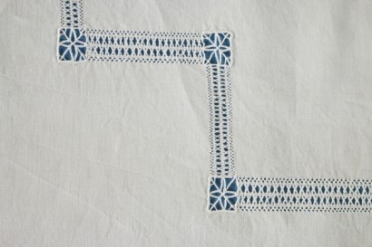 Détail de broderie avec double feuille taies d’oreiller