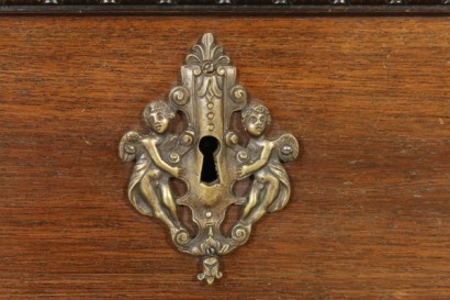 Particolare Cassettone con specchio in stile Neorinascimento