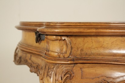 Particular Baroque style table