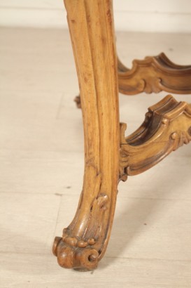 Particular Baroque style table