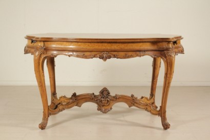 Particular Baroque style table