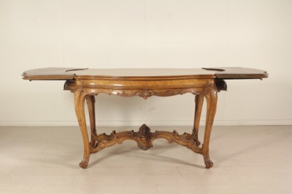 Particular Baroque style table