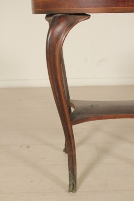 Baroque-style coffee table leg