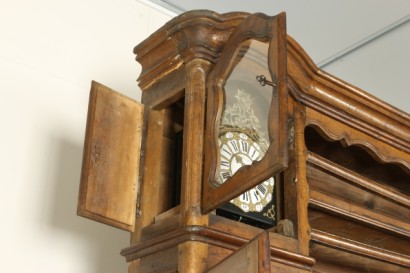 Credenza-piattaia con orologi