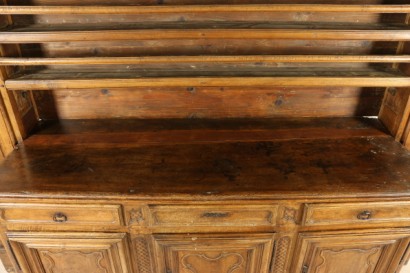 Credenza-piattaia con orologi