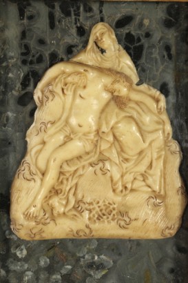 Le dépôt, un bas-relief en cire