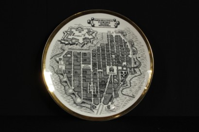 plats piero fornasetti, piero fornasetti, fornasetti l'histoire de turin, l'histoire de turin, plats l'histoire de turin, assiettes en porcelaine blanche, fornasetti turin, fornasetti city plan, # {* $ 0 $ *}, #anticonline, #piattipierofornasetti, # pierofornasetti, #fornasettilastoriaditorino, #lastoriaditorino, #piattilastoriaditorino, #piattiporcellanabianca, #fornasettitorino, # fornasettipiantacittà