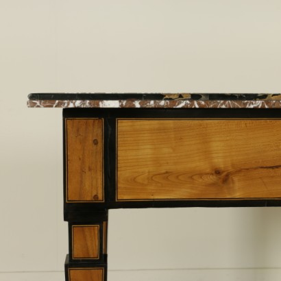 Neoclassical table with ebony-detail