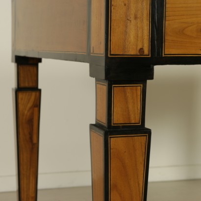 Mesa de estilo neoclásico con detalle de ébano
