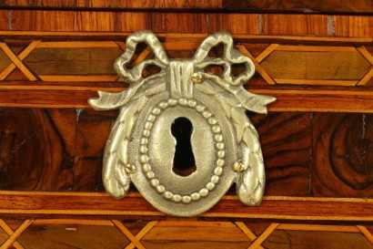 chest of drawers, neoclassical chest of drawers, antique chest of drawers, precious chest of drawers, chest of drawers in neoclassical style, neoclassical style, chest of drawers in vented walnut, veined walnut, chest of drawers in bois de rose, late 18th century chest of drawers, 18th century chest of drawers, di mano in mano, Carrara marble , chest of drawers with Carrara marble top, Carrara marble top, shaped top