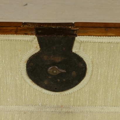 Commode en noyer-détail