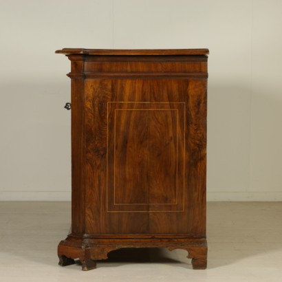 Commode en noyer-côté