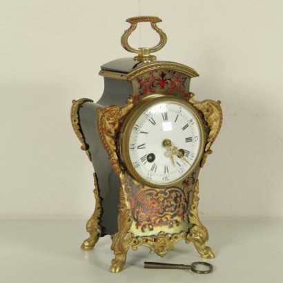 Horloge de table, horloge ancienne, horloge ancienne, horloge type boulle, horloge marquetée, horloge à chiffres romains, chiffres romains, {* $ 0 $ *}, anticonline