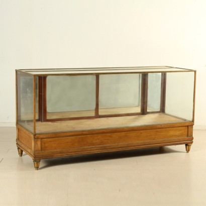 Display cabinet, center display, turned feet, body in mahogany, top, front in crystal