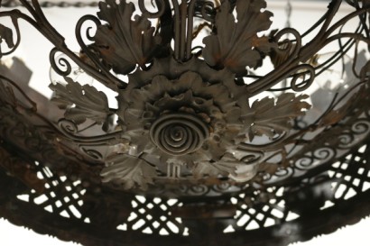 Lampadario in ferro battuto - particolare Lampadario in ferro battuto - particolare