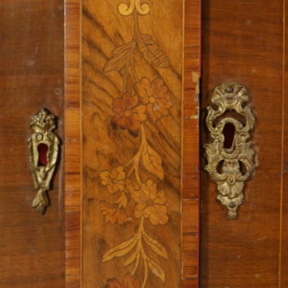 Servante inlaid-detail