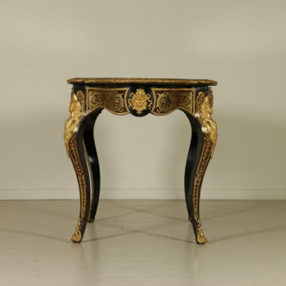 Boulle estilo junto a la mesa