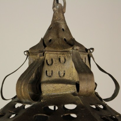 Lampadario-lanterna - particolare Lampadario-lanterna - particolare
