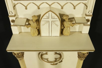 Mesa consola de estilo neogótico con detalle pintado