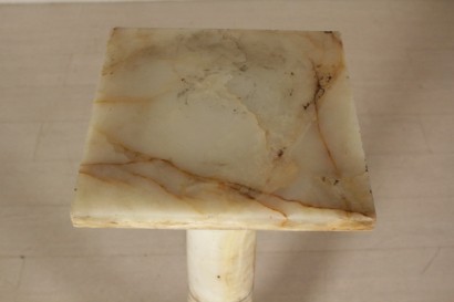 Colonnina in alabastro chiaro - particolare