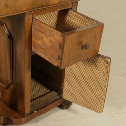 Retractable desk-detail