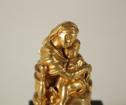 Escultura de bronce pequeño dorado