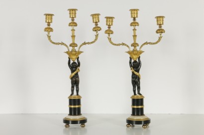 Par de candelabros-detalle de tres luces de Louis XVI importante