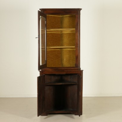 Armoire d’angle avec vitrine