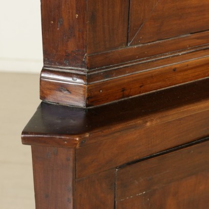 Corner cupboard with glass front-detail