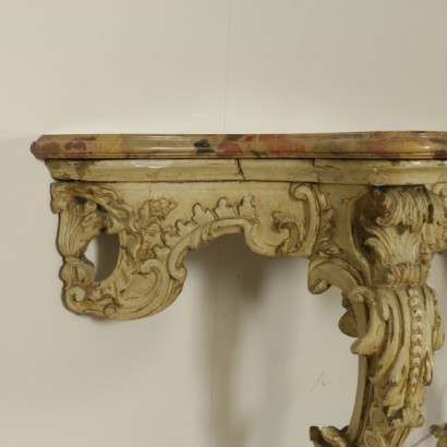 Par de detalle de la consola de mesa tallado y pintado