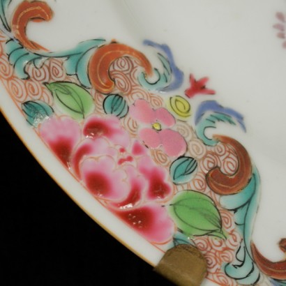 Six assiettes en porcelaine-détail chinois « famille rose »