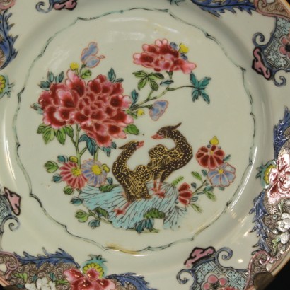Six assiettes en porcelaine-détail chinois « famille rose »