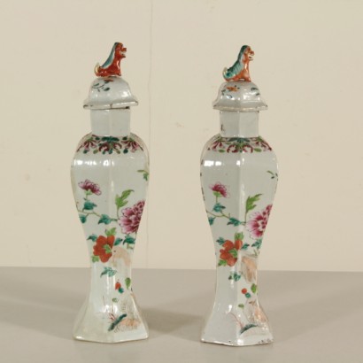 Paire de vases en porcelaine avec couvercle