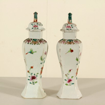 Coppia di vasi in porcellana con coperchio