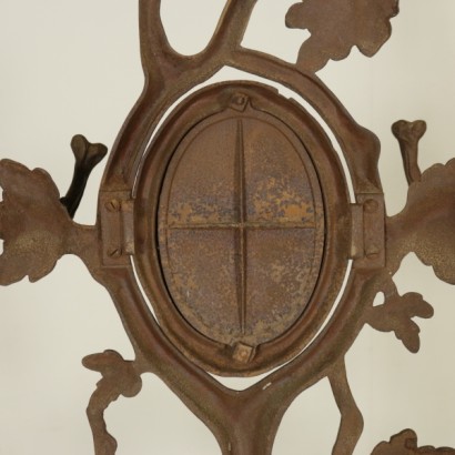 Coat rack in cast iron with a mirror - detail