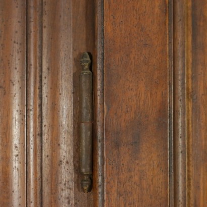 Cabinet in walnut - detail