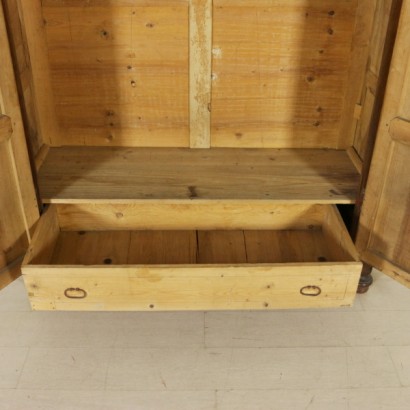 Cabinet in walnut - detail