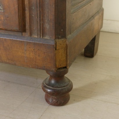 Cabinet in walnut - detail