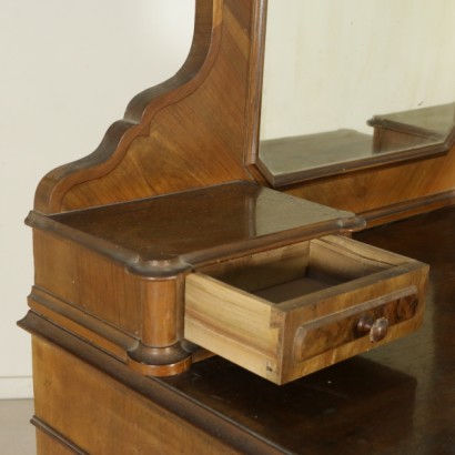 Chest of drawers with mirror - detail