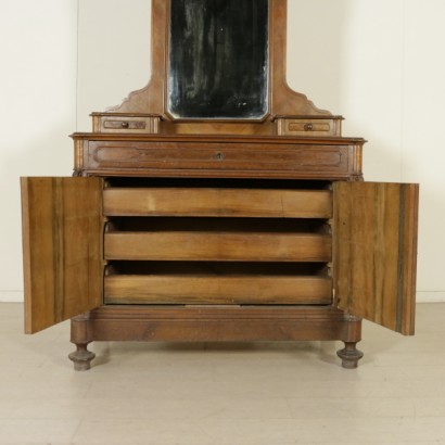 Chest of drawers with mirror - detail