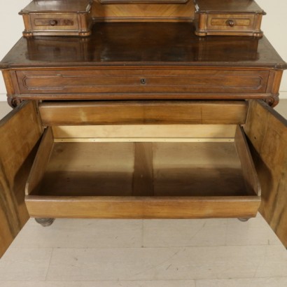 Chest of drawers with mirror - detail