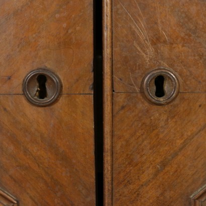 Chest of drawers with mirror - detail