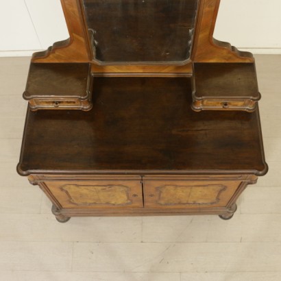 Chest of drawers with mirror - detail