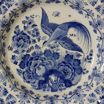 assiette de delft, assiette de delft, grande assiette, grande assiette en céramique, grande assiette en céramique de delft, assiette antique, assiette antique, assiette en céramique, céramique de delft, céramique émaillée, décoration monochrome, assiette 900, assiette seconde moitié 900