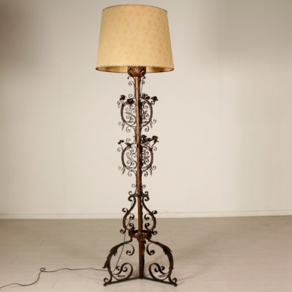 {* $ 0 $ *}, lampadaire, lampe en fer forgé, lampe en fer, lampadaire en fer forgé, lampe 900, lampe première moitié 1900, lampe début des années 1900, abat-jour en papier